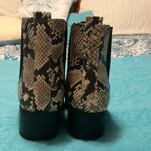 Adorable snake skin boots. Size 8 by Qupid🖤🐍 - Picture 4 of 5